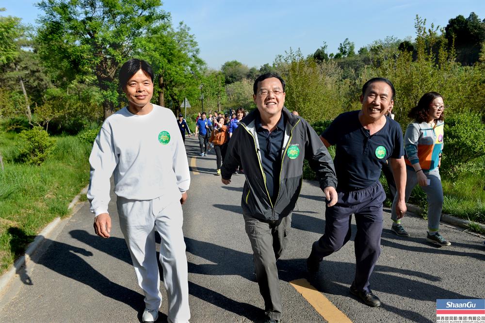 800多名员工加入，，，，，，走出康健亮丽景物线——AG一飞冲天职工健步走运动在临潼凤凰池生态谷举行-公司新闻-AG一飞冲天