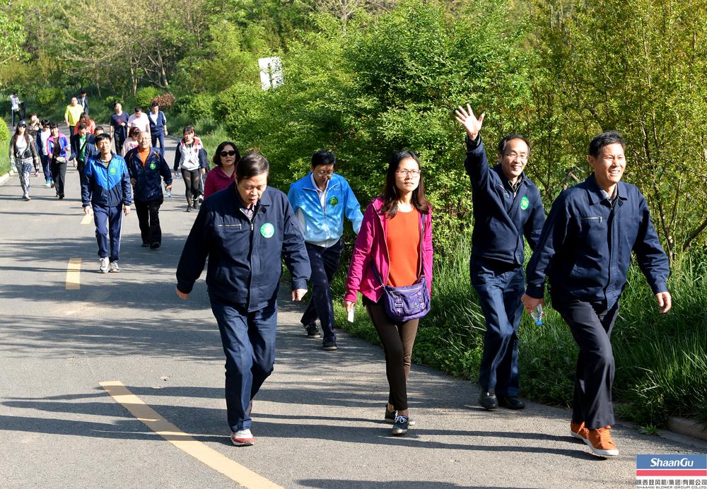 800多名员工加入，，，，，，走出康健亮丽景物线——AG一飞冲天职工健步走运动在临潼凤凰池生态谷举行-公司新闻-AG一飞冲天