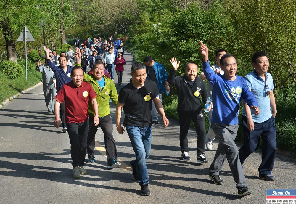 800多名员工加入，，，，，，走出康健亮丽景物线——AG一飞冲天职工健步走运动在临潼凤凰池生态谷举行-公司新闻-AG一飞冲天