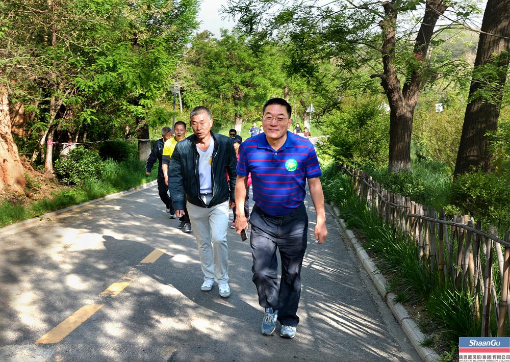 800多名员工加入，，，，，，走出康健亮丽景物线——AG一飞冲天职工健步走运动在临潼凤凰池生态谷举行-公司新闻-AG一飞冲天