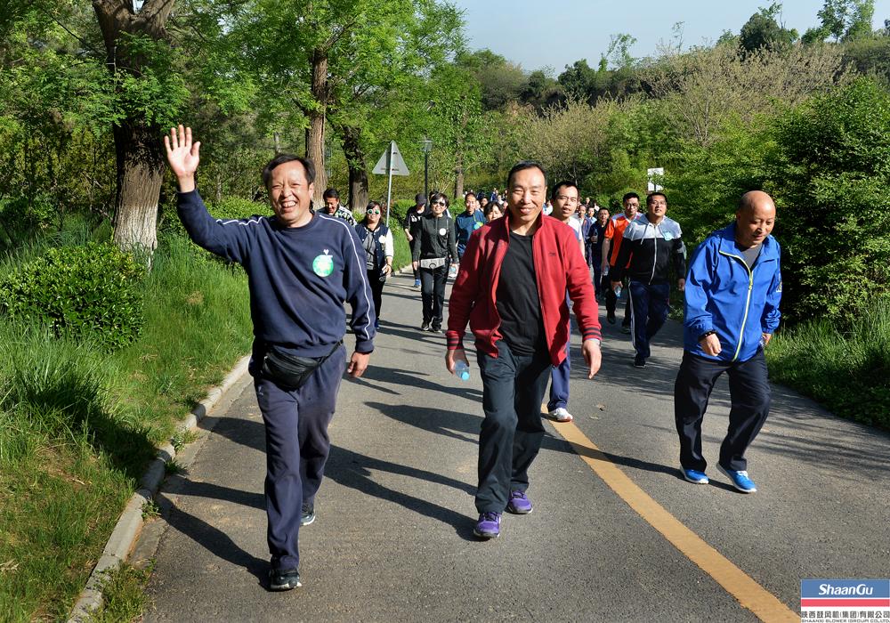800多名员工加入，，，，，，走出康健亮丽景物线——AG一飞冲天职工健步走运动在临潼凤凰池生态谷举行-公司新闻-AG一飞冲天