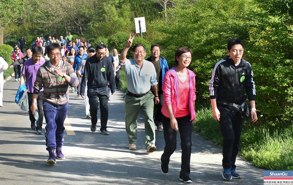 800多名员工加入，，，，，，走出康健亮丽景物线——AG一飞冲天职工健步走运动在临潼凤凰池生态谷举行-公司新闻-AG一飞冲天