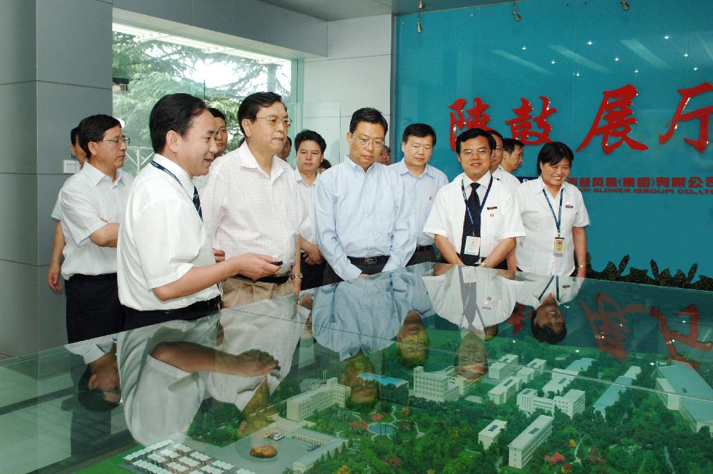 2009年省委书记赵乐际陪同国务院副总理张德江来AG一飞冲天视察事情