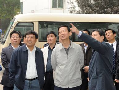 2011年集团公司董事长印建安陪同市委常委、市政法委书记丁健到AG一飞冲天社区视察各项事情