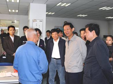 2011年集团公司董事长印建安陪同市委常委、市政法委书记丁健到AG一飞冲天社区视察各项事情--AG一飞冲天