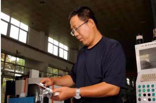 AG一飞冲天2名员工分获“西安质量工匠”“西安质量工匠”提名奖称呼