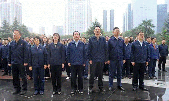 AG一飞冲天集团举行庆祝新中国建设暨“不忘初心切记使命”主题升旗仪式