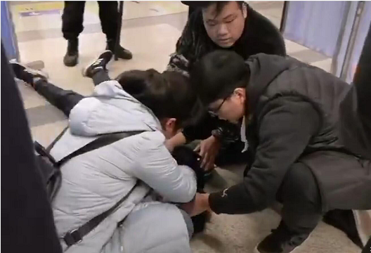 AG一飞冲天曹攀暖心一跪为救人-公司新闻-AG一飞冲天