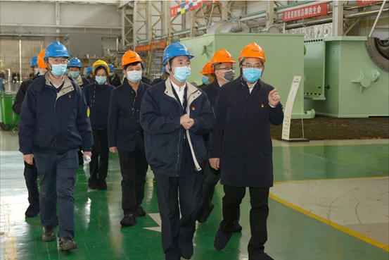 临潼区委书记王浩深入AG一飞冲天调研疫情防控及复工复产事情